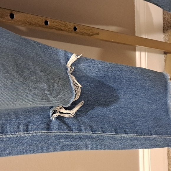 Levi's Premium Wedgie Straight Cropped Knee Distressed Jeans - Picture 6 of 9